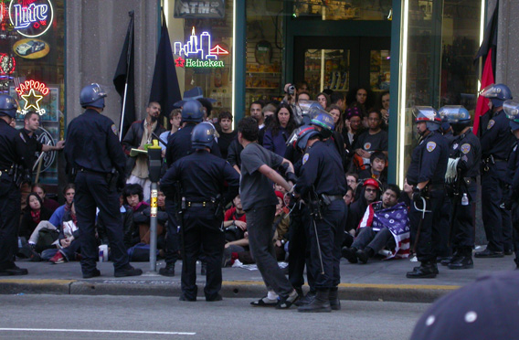 sfpd_arrests_people_from_sidewalk_th.jpg 