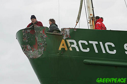 greenpeace060108damage-to-the-bow.jpg 