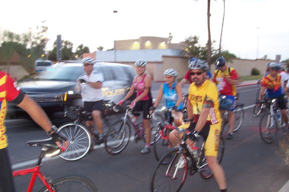 ride_of_silence_bicyclists_tempe_5-21-08_rest_1.jpg 
