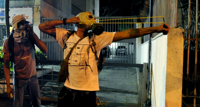 800_sling_shot_protester_in_venezuela_1.jpg 
