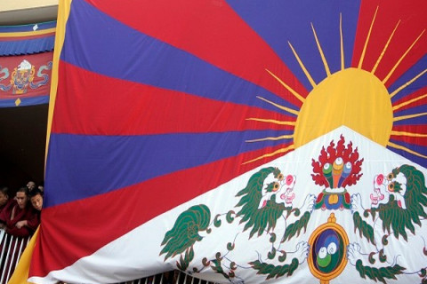 tibet_flag_rising.jpg