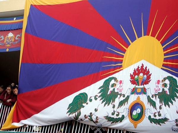 tibet_flag_rising.jpg 