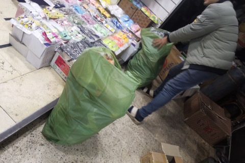 Susan Abdulhawa purchasing humanterian items to Gaza at Cairo, Egypt